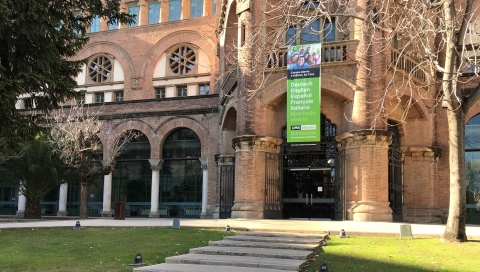 Entrada principal de l'edifici Casa Convalescència