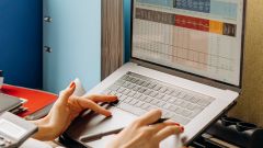 Persona fent teletreball amb un portàtil