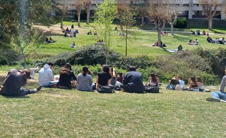 Alumnes a la gespa de la UAB