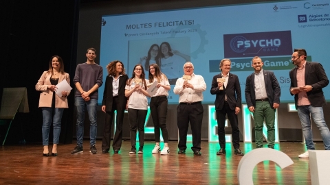 Les estudiants guanyadores reben el premi a la gala final