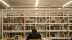 Estudiant a la Biblioteca UAB