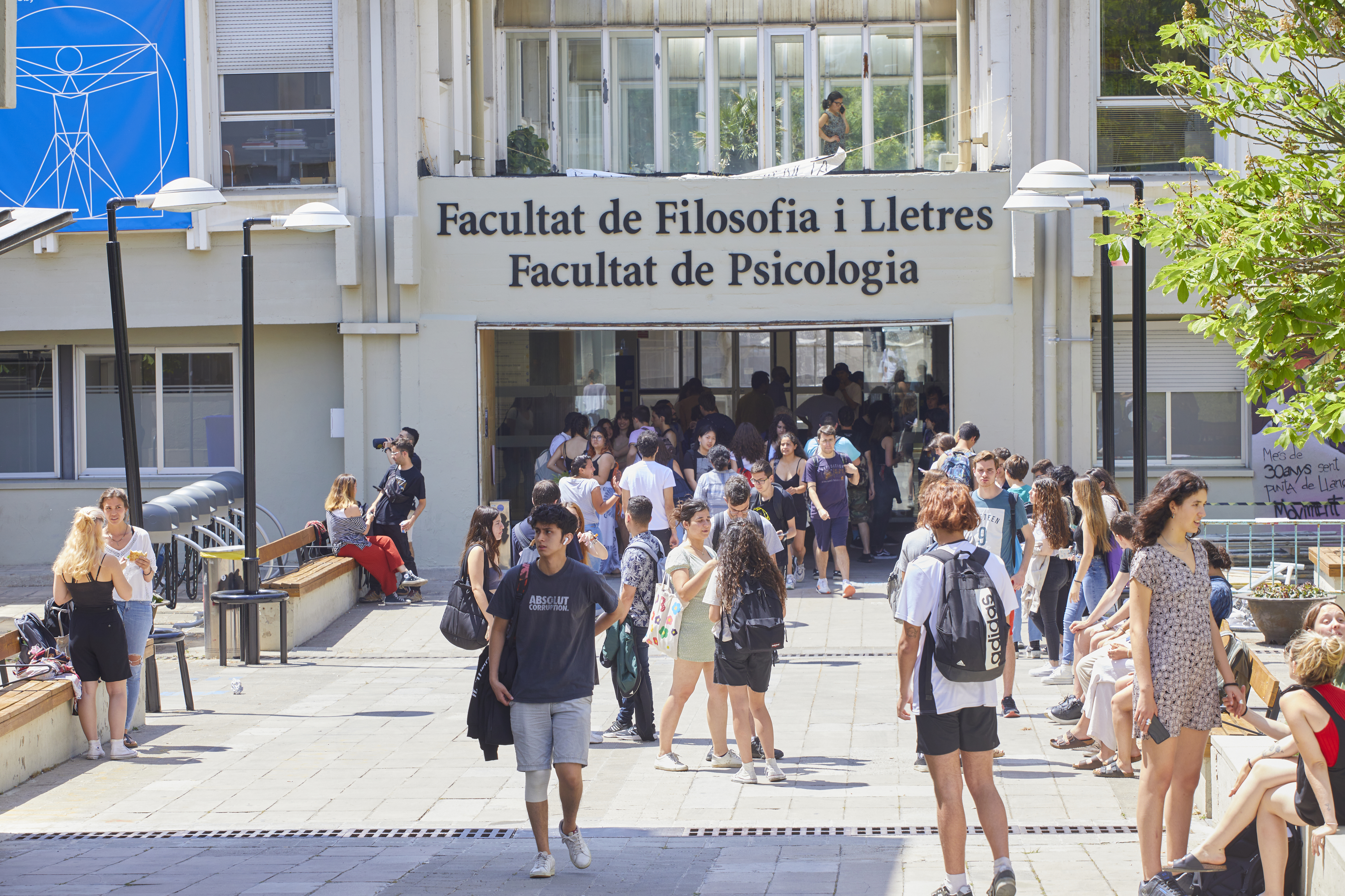 Fotografia de l'entrada de la Facultat de Filosofia i Lletres