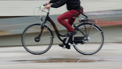 Una bicicleta circulando en la plaza Cívica