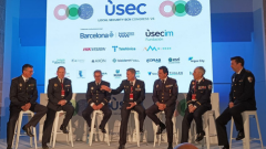 Un grup de ponents del congrés fa un debat amb la pantalla de patrocinadors al fons