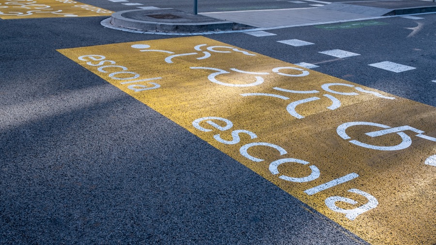 Paz de zebra amb senyalització d'escola