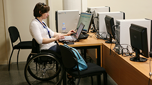 Persona amb cadira de rodes