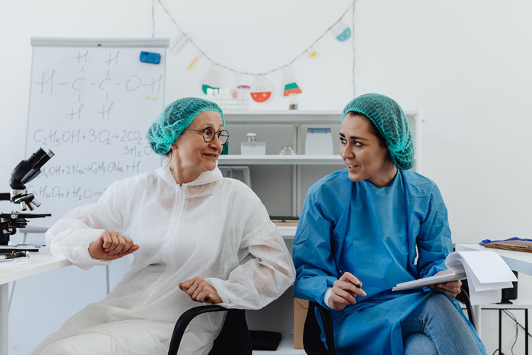 Dos mujeres investigadoras