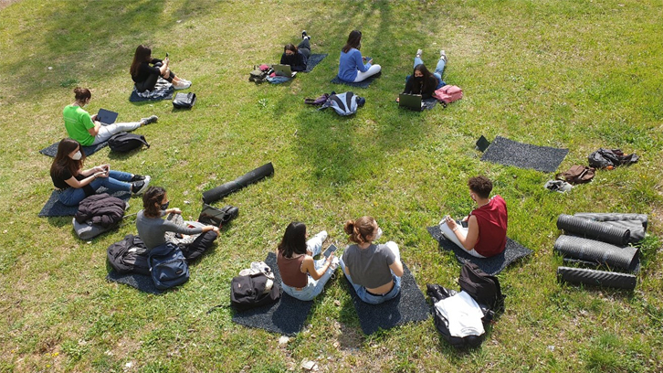 alumnos de psicología en un seminario outdoor