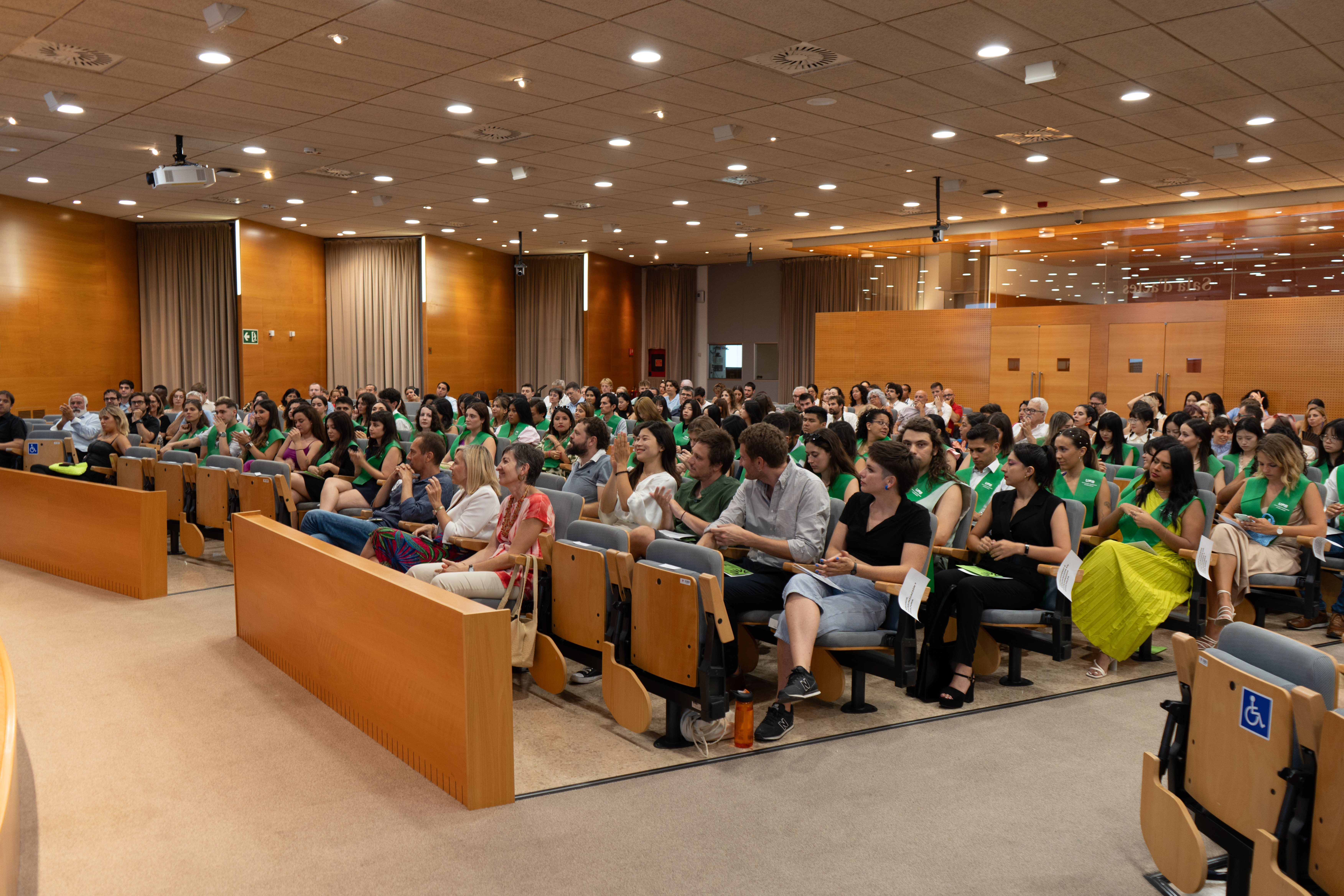 Imatge dels assistents a l'acte de graduació dels màsters oficials
