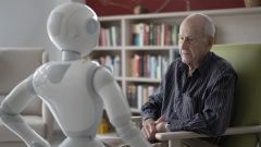 robot pepper amb una persona gran