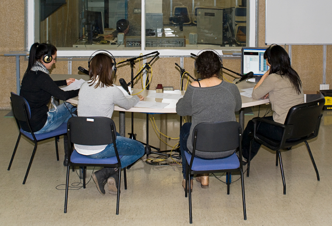 Alumnes als estudis de ràdio de la Facultat de Ciències de la Comunicació