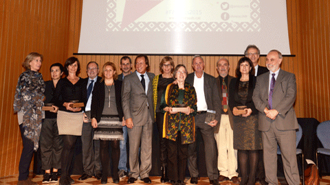 Foto de grup dels premiats a la festa de l'Associació d'Amics de la UAB del 2015