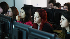 Estudiants de màster a l'aula d'informàtica, davant les pantalles