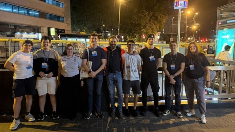 Un grup d'estudiants de Prevenció i Seguretat participants d'un simulacre al metro