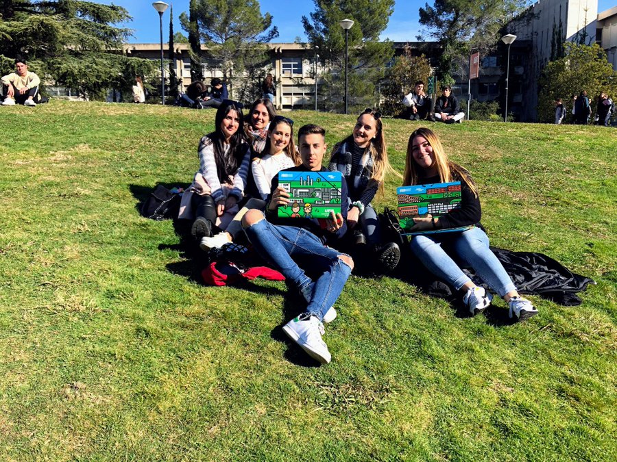 Alumnos disfrutando del campus UAB