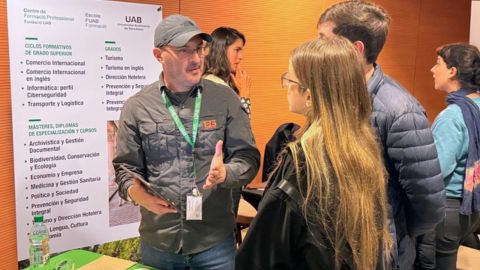 Professionals de la Fundació UAB atenent a estudiants a Sud-amèrica