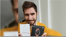 Víctor Pérez amb un telèfon a les mans