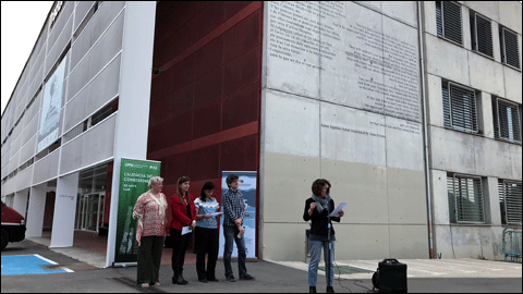 Inauguració del mural amb el poema d'Anna Aguilar-Amat