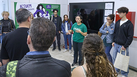 Estudiants del grau EPSI ensenyant les instal·lacions a futurs alumnes i a les seves famílies