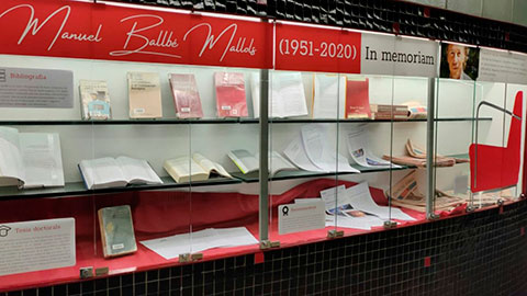 Exposició amb bibliografia i tesis de Manuel Ballbé