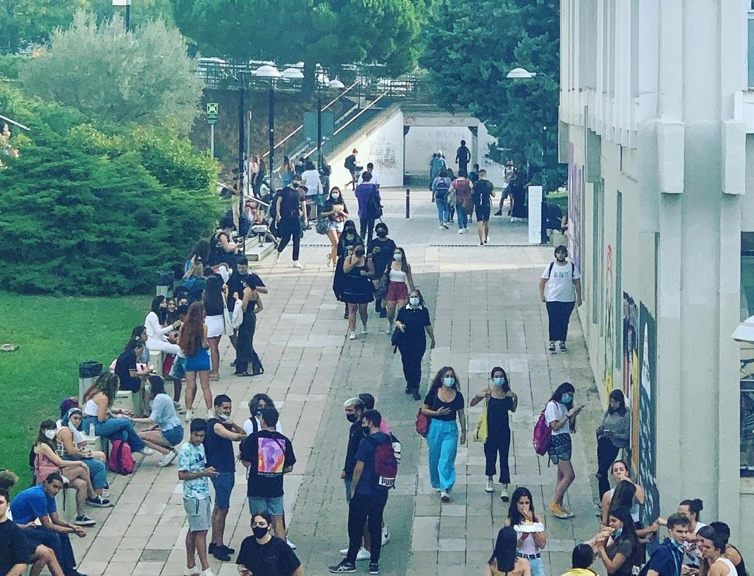 Estudiants a l'entrada de la Facultat de Filosofia i Lletres