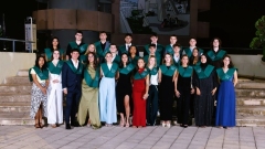 Grup d'estudiants amb bandes de graduació posen davant unes escales