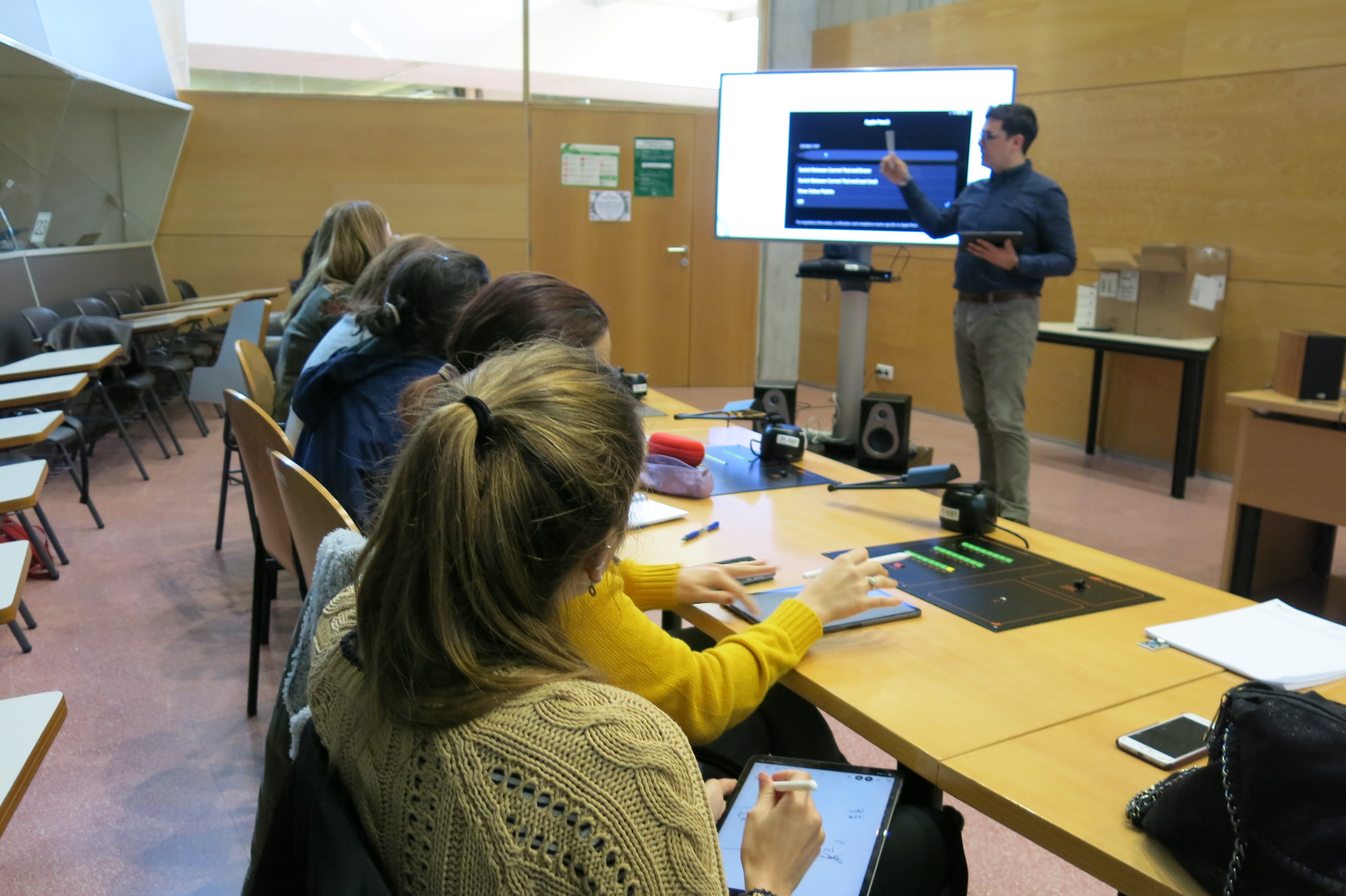 Estudiants del MUIC a un taller sobre l'ús de tauletes per a la presa de notes en interpretació
