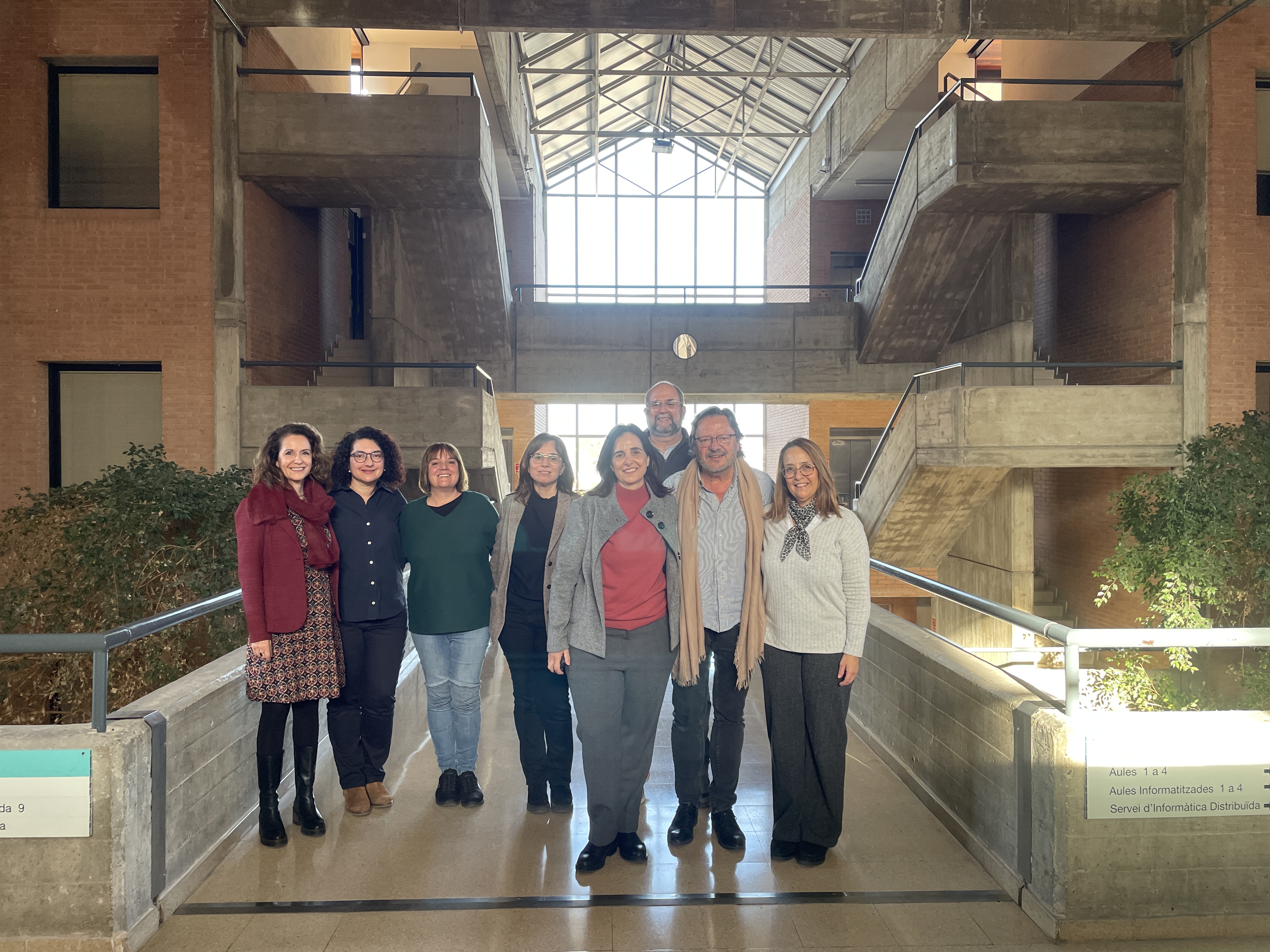 Fotografia dels membres del Consell Social i el deganat de la Facultat de Ciències de la Comunicació