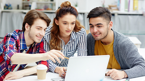 Persones estudiants davant de l'ordinador