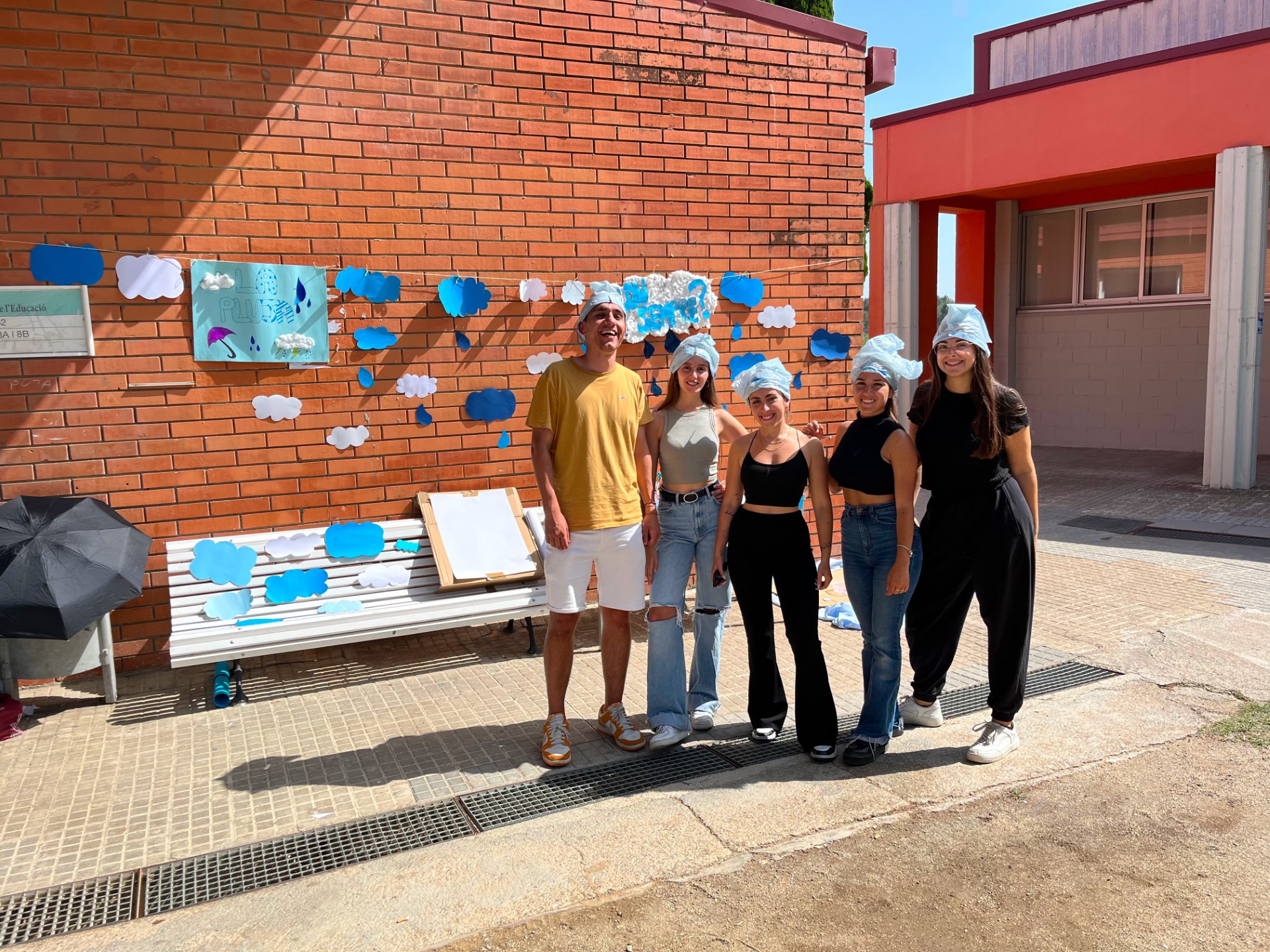 Grup de quatre estudiants a la fira.