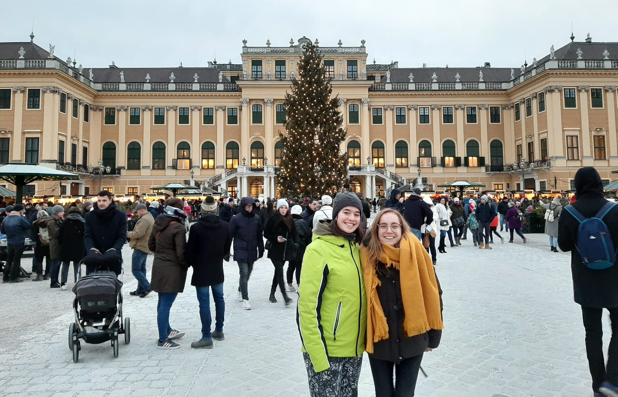 Alumna de la FTI davant d'un monument de Viena