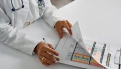 Les mans d'un professional mèdic fullegen un informe