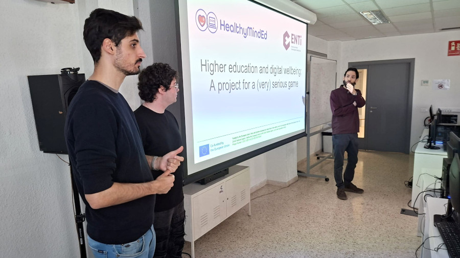 Estudiants a classe en una sessi&oacute; de Serious Games