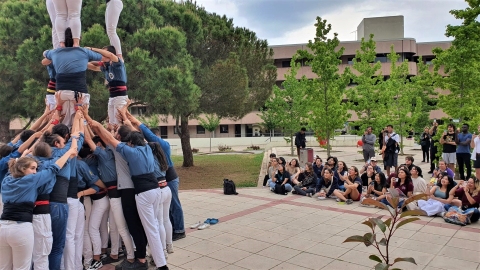 Estudiants internacionals admiren la construcció d'un castell