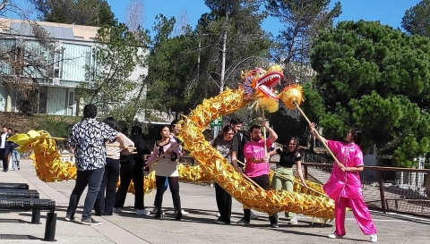 Estudiants asiàtics de la UAB enarbolen un drac daurat