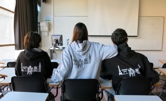 Alumnes de la FTI en una aula amb les dessuadores noves del Consell d'Estudiants