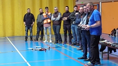 Els estudiants del Curs de Pilot i Operador de Drons fan la seva primera pràctica outdoor
