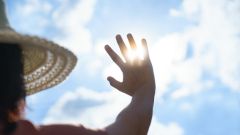 Persona tapa el sol amb la mà