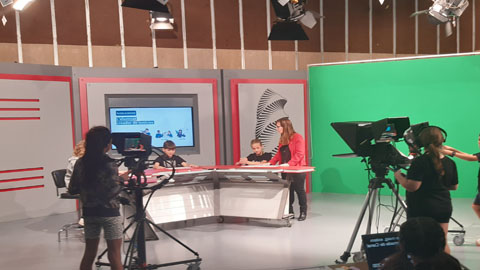 Plato de televisio a la facutat de comunicacio, amb la vicerectora i alumnes.
