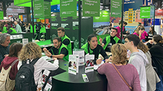 Estudiants atenent els visitants