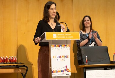 Teresa Pitarch recogiendo su premio ATRAE