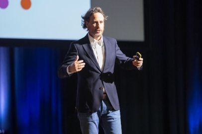 Victor Kuppers fent una conferència