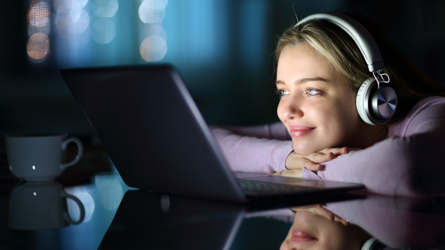 Noia mira videos online / chica mira videos online