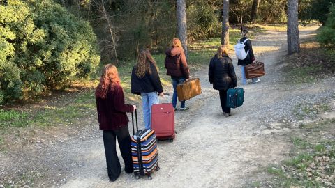 noies marxant amb les maletes