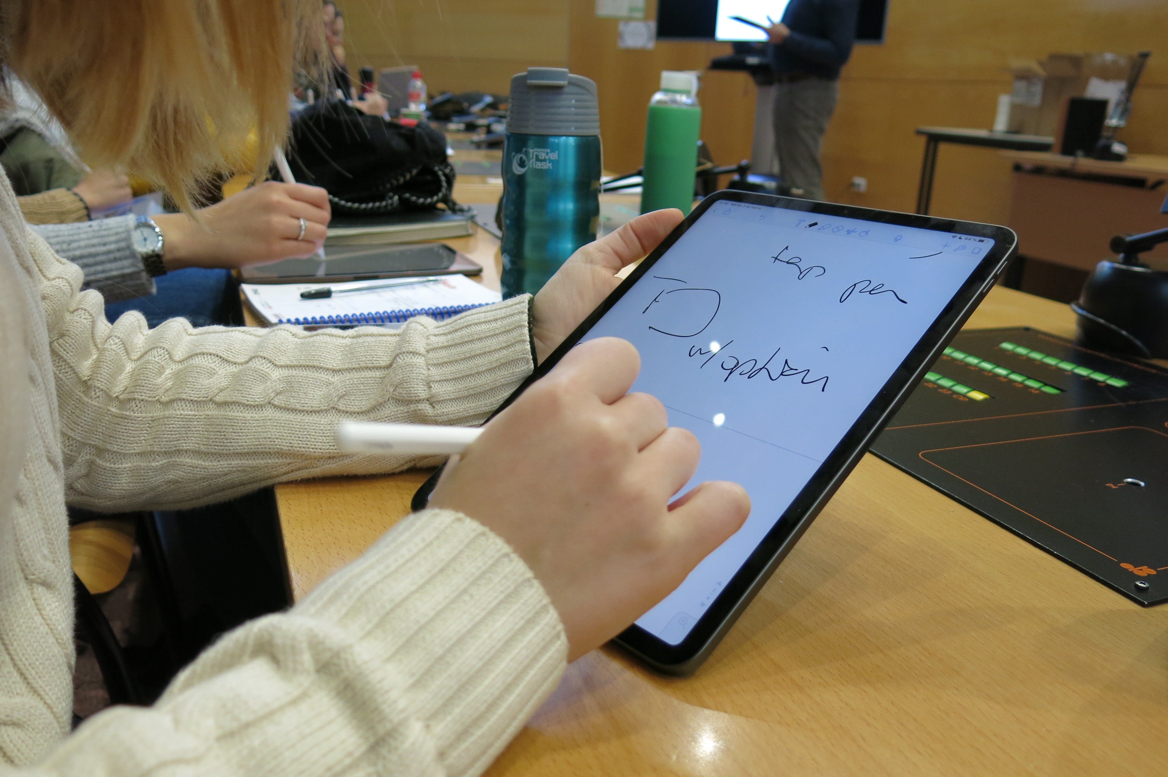 Alumna de la FTI usant recursos TIC de la facultat