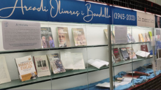 Fotografia de la exposició de la biblioteca sobre Arcadi Oliveres