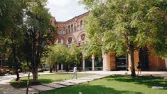 Entrada de l'edifici Casa Convalescència