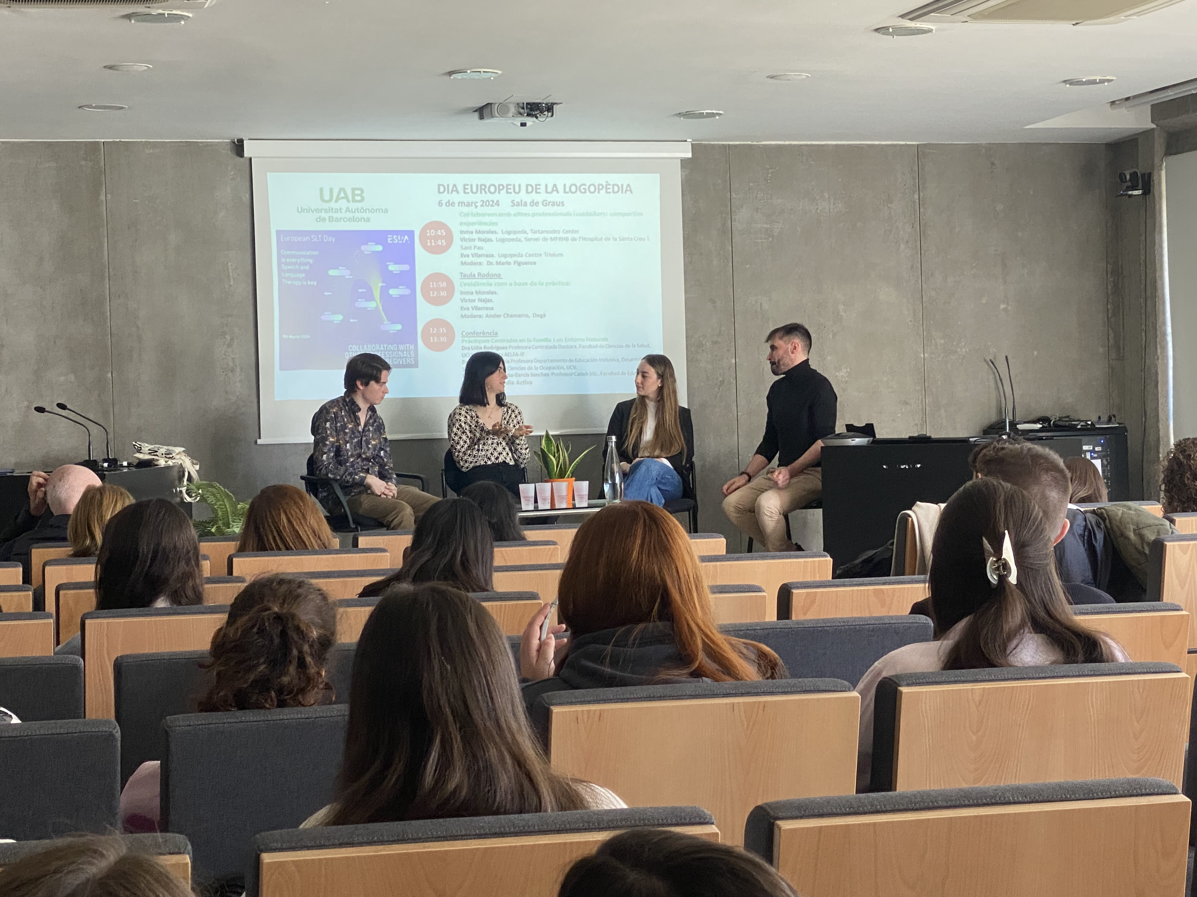 3 joves logopedes realitzant una xerrada a l'Aula Magna