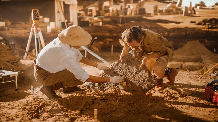 Dos excavadors en un jaciment arqueològic