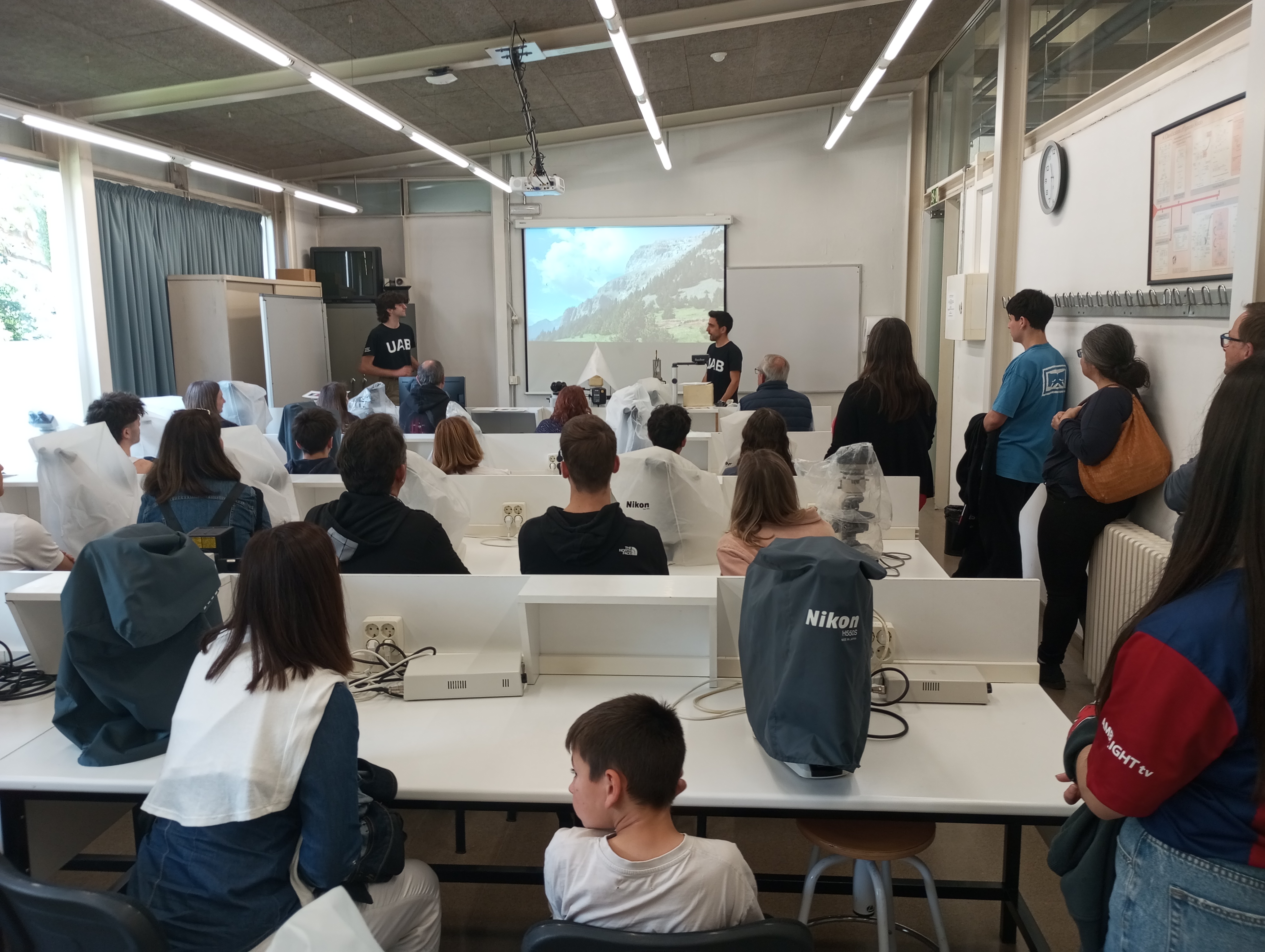 Visintates en una aula de la Facultat de Ciencias